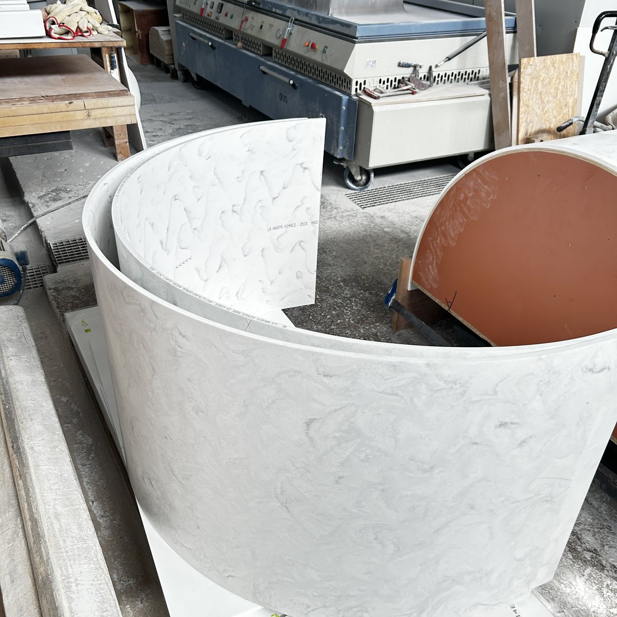 innova_grup's tweet image. El Solid Surface permite moldear y termoformar cada pieza según el diseño del cliente.
Curvas, geometrías complejas y superficies sin uniones visibles para proyectos más limpios, precisos y personalizados.

#SolidSurfaceDesign #CustomFabrication #InteriorArchitecture