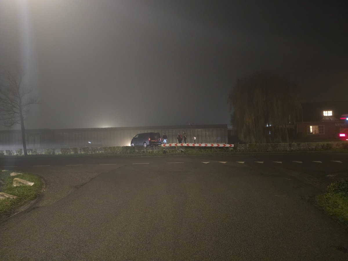 Busje rijdt tegen lantaarnpaal in 's-Gravenzande