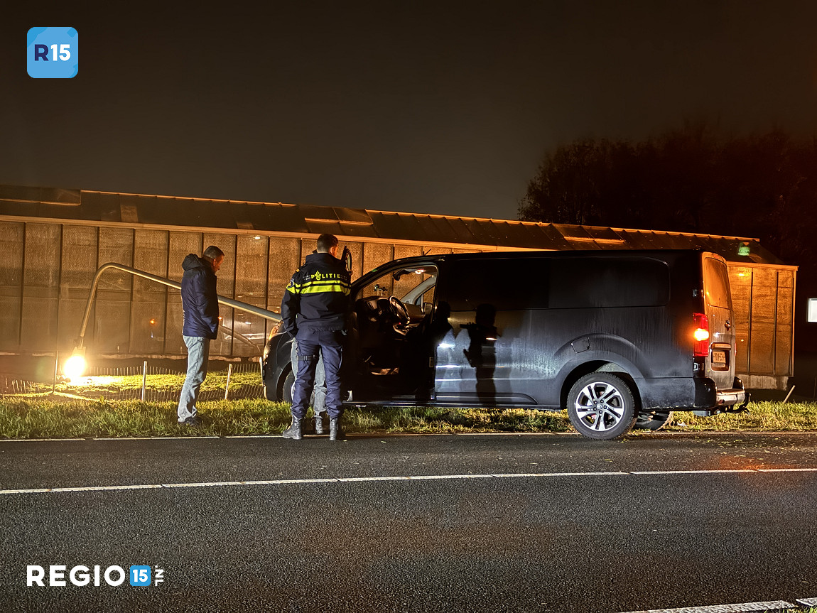 Busje ramt lantaarnpaal op Koningin Julianaweg