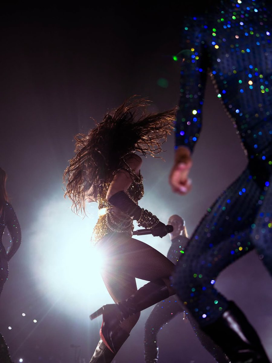 DUALIPA's tweet image. Lima, anoche fue PERFECTA! Gracias por toda esa hermosa energía anoche en mi primera vez en su país!!!! Gracias Mauricio Mesones por acompañarme y hacerlo aún más especial 🫶🏼🇵🇪🫶🏼