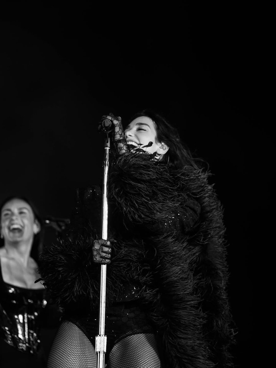 DUALIPA's tweet image. Lima, anoche fue PERFECTA! Gracias por toda esa hermosa energía anoche en mi primera vez en su país!!!! Gracias Mauricio Mesones por acompañarme y hacerlo aún más especial 🫶🏼🇵🇪🫶🏼