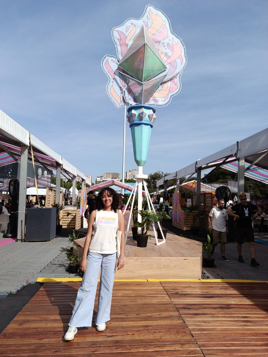 anjalikmc's tweet image. Soy nueva en Cripto y Web3 😅

Me cuestionaron por qué había pagado para ir a un evento donde no sé casi que nada.

También me preguntaron si ahora era la nueva &quot;Cripto bro&quot; del grupo.
Definitivamente no. 

Pero me atreví, fui a #Devconnect, pregunté, escuché y sigo aprendiendo.