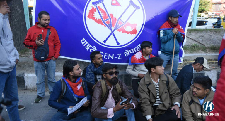 Monarchies2000's tweet image. Monarchistes, républicains de la mouvance Gen&apos;-Z au #Nepal se sont affrontés après une manifestation qui a rapidement dégénéré. La situation s&apos;est brièvement tendue lorsque les partisans du 👑 Gyanendra ont commencé à crier « Nous voulons un roi ».  1/2 👇🇳🇵#monarchy #monarchie