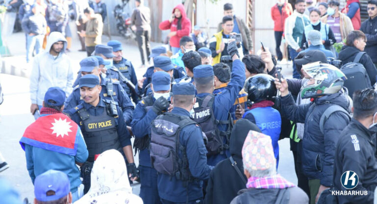 Monarchies2000's tweet image. Monarchistes, républicains de la mouvance Gen&apos;-Z au #Nepal se sont affrontés après une manifestation qui a rapidement dégénéré. La situation s&apos;est brièvement tendue lorsque les partisans du 👑 Gyanendra ont commencé à crier « Nous voulons un roi ».  1/2 👇🇳🇵#monarchy #monarchie