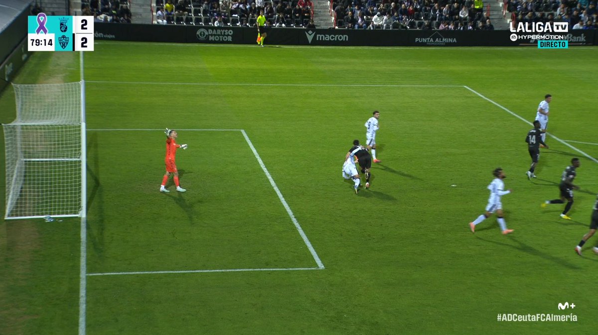 🖥️💥 El surrealista penalti señalado en el Ceuta - Almería.

👉🏻 Bonini y Anuar se enzarzan dentro del área y el defensor parece ponerle la mano en el cuello, sin estar el balón en la zona.

❓ La retransmisión ofreció solo una repetición, impidiendo revisar la posible infracción.