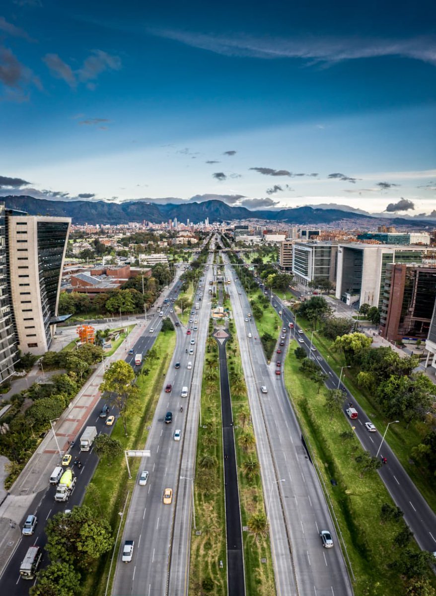 rafaellgars's tweet photo. Bogotá, de lejos, es la ciudad más completa de Colombia, caótica pero hermosa, multicultural y moderna, soleada y lluviosa, con una escena artística incomparable.

Es música, museos, teatros, lectura, pero sobretodo es la ciudad de las oportunidades, bienvenidos todos; hasta ud. https://t.co/0xjXAkBbOC