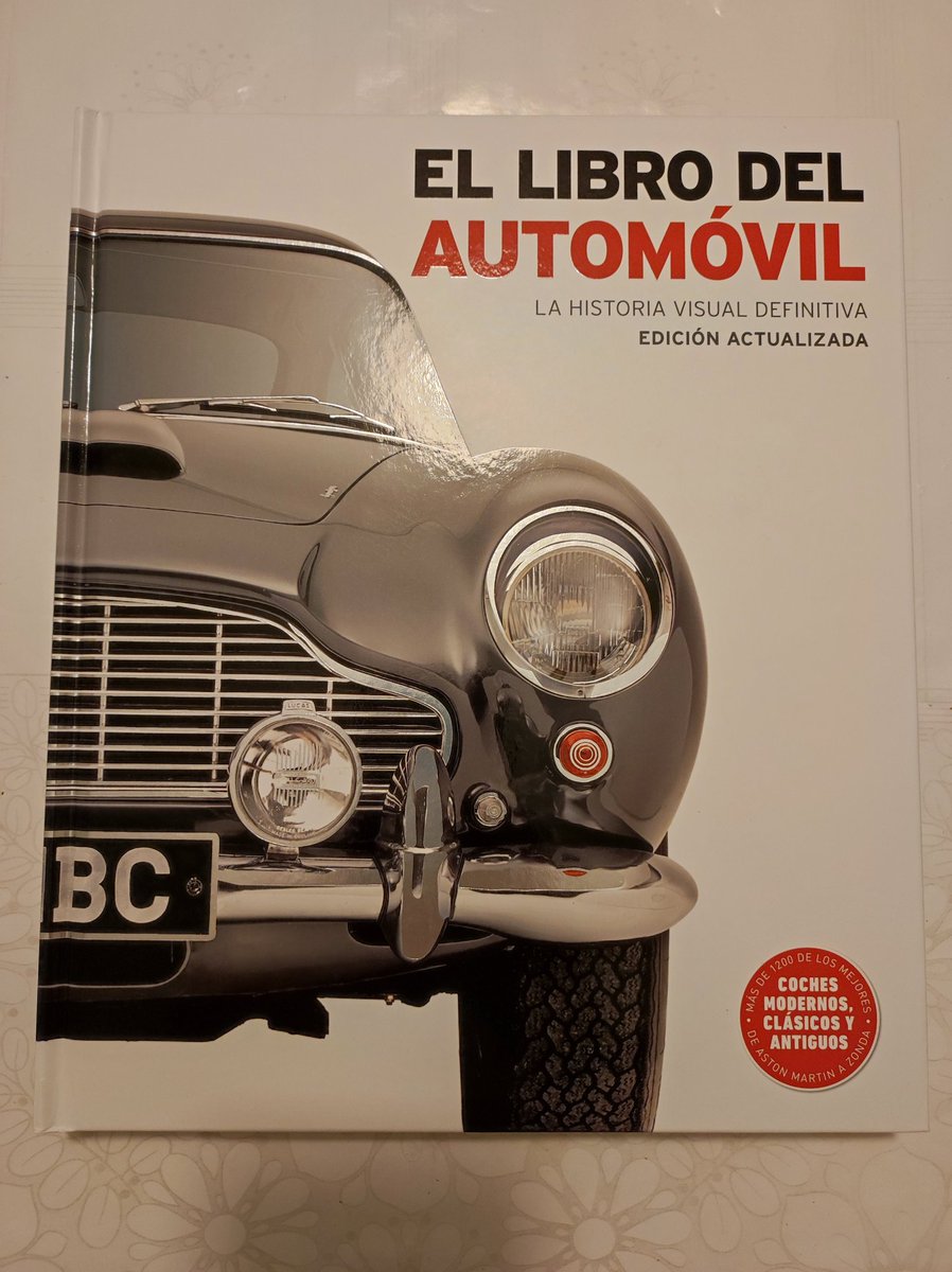 Un pequeño capricho para sofa, manta y chocolate. Un delicioso libro que recomiendo a todos los amantes del #automovil

@dorlingkindersli @penguinrandomhouse <a href="/penguinlibros/">Penguin España 🐧📚</a> 

#coches #cars #cochesdeportivos #libros #automovilismo