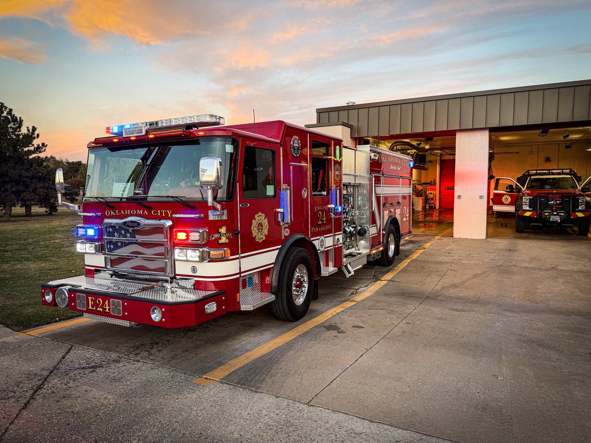 OKCFD's tweet photo. 🚒 New engine = awesome.
Seeing it at your house on Thanksgiving = not awesome.
Stay in the kitchen, thaw your turkey, fry outdoors.
#OKCFD #ThanksgivingSafety https://t.co/3Qg4cjGTNK