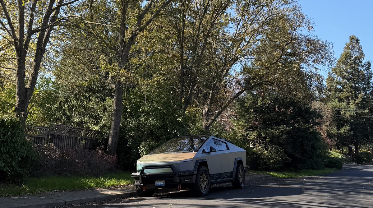 CyberOdysseyUSA's tweet image. Blending in with the NorCal fall colors…. @tesla @cybertruck @UnpluggedTesla #cybertruck #tesla #fallcolors