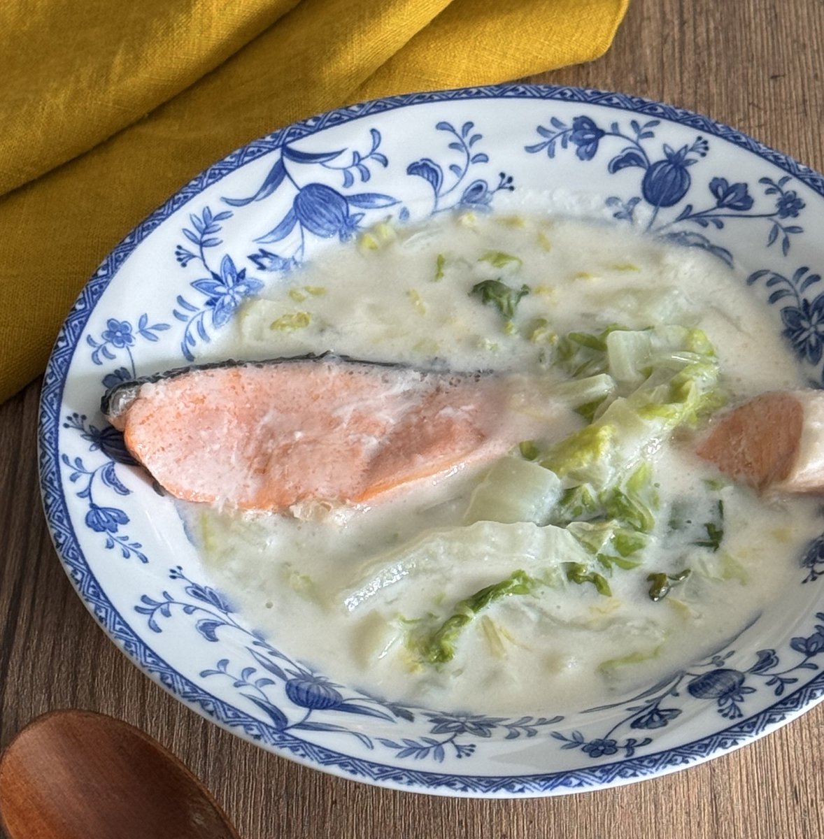 mariegohan's tweet image. 鮭と白菜のクリームスープを作りませんか...完成まではたったの15分...バターでジュワーッと炒めた白菜と鮭のうま味を贅沢に味わいます。鮭からびっくりするほどコクが出るから生クリームなし•ルウなしでも大丈夫。鮭は凍ったままでもいい..信じてください。ほぐした鮭を白菜にからめて食べる冬の癒し