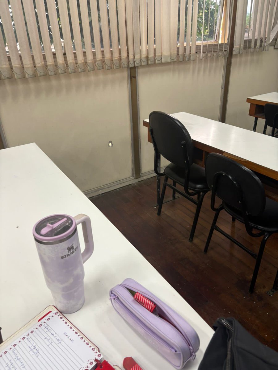 pedrofulgoni's tweet photo. mais uma vez lidando com a falta de segurança causada pela incompetência do governo do estado do rio de janeiro.

tiroteio na maré e uma bala acabou de acertar um dos prédios da ufrj, especificamente, uma sala de aula.

vai tomar no cu, claudio castro e esse governo de merda https://t.co/6Lin1V7bKB