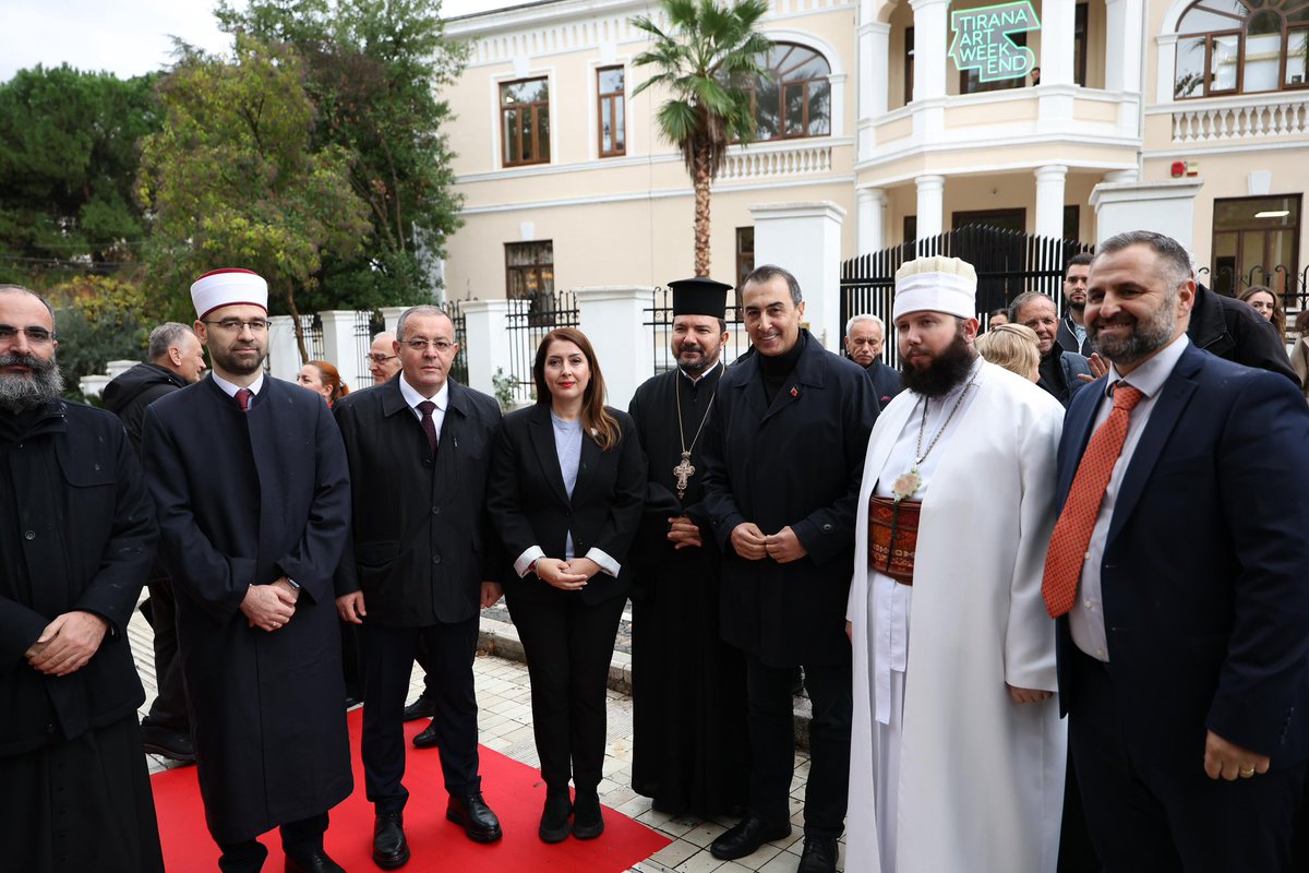 AldrinDalipi's tweet photo. Në ditën e pavarësimit të Tiranës 26 Nëntor kujtojmë me nderim patriotët që ngritën Flamurin 🇦🇱 në veçanti figurat historike Refik dhe Hamit Toptani të cilët iu bashkuan me veprën e tyre të çmuar arkitektit të pavarësisë së Shqipërisë Ismail Qemalit🙏 https://t.co/rtl3esLuEn