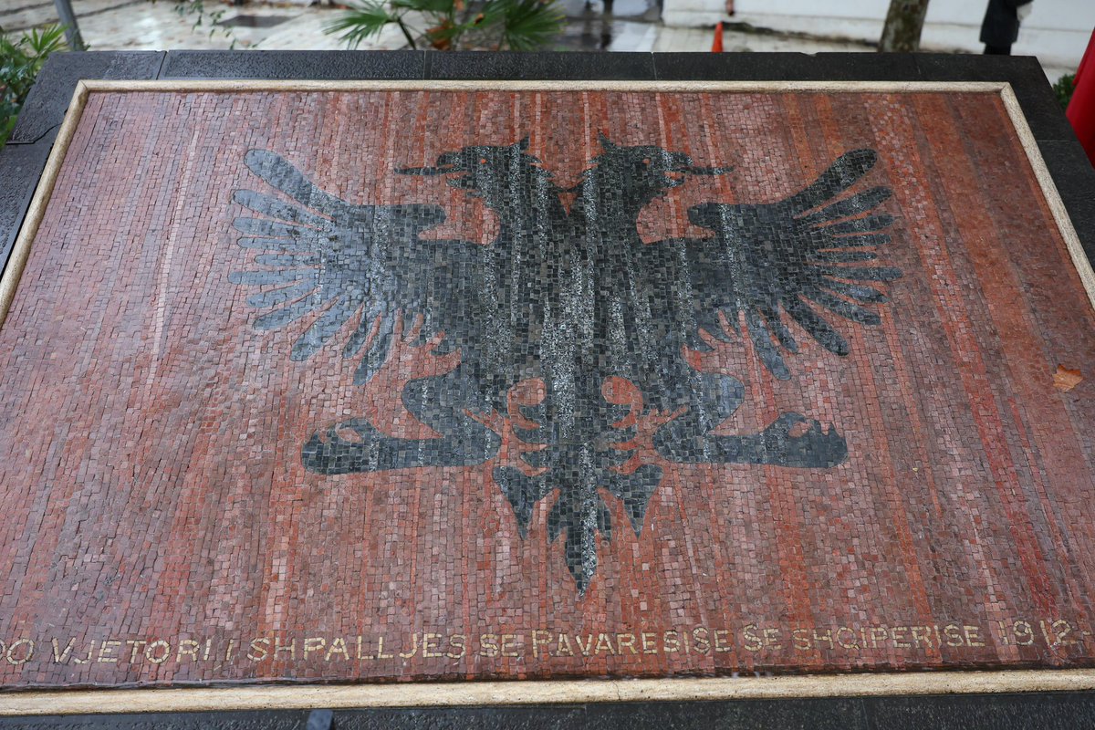 Në ditën e pavarësimit të Tiranës 26 Nëntor kujtojmë me nderim patriotët që ngritën Flamurin 🇦🇱 në veçanti figurat historike Refik dhe Hamit Toptani të cilët iu bashkuan me veprën e tyre të çmuar arkitektit të pavarësisë së Shqipërisë Ismail Qemalit🙏