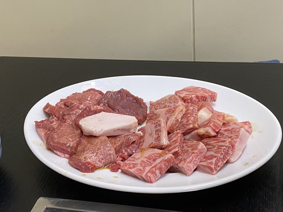 にもちーみっちゃんしんちゃんさん達と焼肉❣️
肉が…肉がやばかった😭🩷美味しすぎ😭！
なにより目の前には美男美女🫣✨️なんだこの幸せ空間は🥰
誘ってくれてありがとうございました🙇‍♂️🎶