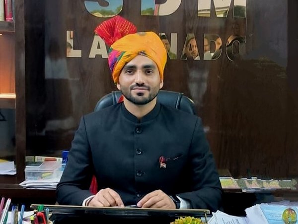 Khurpench_'s tweet image. कौन है रवि कुमार सिहाग और क्या है आरोप ??  आइए एक “प्रेरणादायक” बदलाव की कहानी को डिटेल में समझते है &amp;gt;&amp;gt;

मीडिया रिपोर्ट्स के अनुसार , रवि कुमार सिहाग ने UPSC की सिविल सेवा परीक्षा 2018 और 2019 में सामान्य वर्ग (General Category) से भाग लिया था , लेकिन 2021 में EWS (Economically…