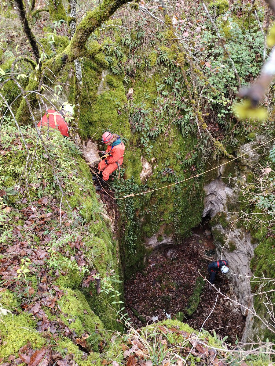 RobinNinon1's tweet image. Down to the Eocene-Oligocene Quercy karst with colleagues from @isemevol and @GET_Toulouse for our Meduse-P project 🦇 @CNRS @CaussesDuQuercy #fossils  #phosphate #bats #speleology
