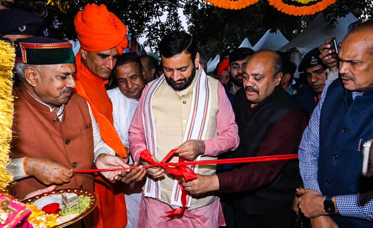 NayabSainiBJP's tweet photo. आज ब्रह्मसरोवर, कुरुक्षेत्र में सूचना, जनसंपर्क एवं भाषा विभाग द्वारा स्थापित राज्य स्तरीय प्रदर्शनी का उद्घाटन कर हरियाणा पवेलियन में लगे 25 विभागों के स्टॉलों का अवलोकन किया।

हाईटेक तकनीक से सुसज्जित विशाल कर्व LED स्क्रीन पर महाभारत और श्रीमद्भगवद्गीता के उपदेशों को आधुनिक रूप में देखकर पूर्ण विश्वास हुआ कि यह पहल महाभारत की दिव्य परंपरा को आने वाली पीढ़ियों से जोड़ने वाले एक सुदृढ़ सेतु का काम करेगी।

योगेश्वर श्रीकृष्ण की पावन धरा पर सजी यह प्रदर्शनी हमारी सभ्यता, संस्कृति और सतत जनसंगत की दिशा में सरकार के निरंतर प्रयासों का प्रेरणादायी प्रतीक है।