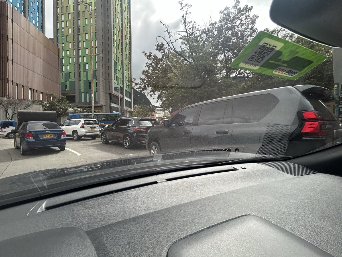 mejialaalcaldia's tweet image. De verdad que Bogotá es la ley de nadie. Y ahora en la glorieta de la 19 en la cinemateca, tres aforados entre ellos un carro de embajada mal parqueados y colapsado total el paso @JD_Quinteror @SectorMovilidad