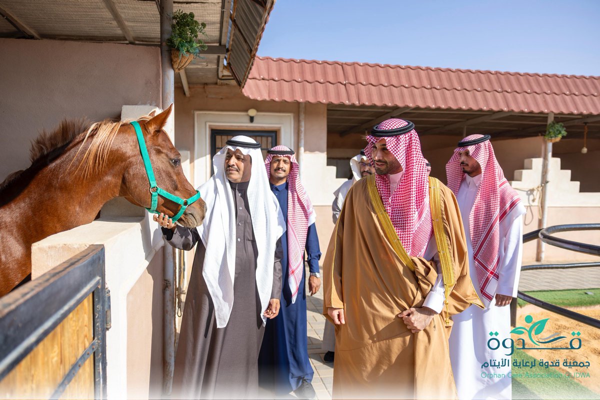 jwfaytam's tweet photo. بحضور صاحب السمو الملكي الأمير متعب بن مشعل بن بدر بن سعود بن عبدالعزيز - نائب أمير منطقة الجوف - ، قام أبناء #جمعية_قدوة بزيارة مربط العليا للخيل العربية الأصيلة، حيث تشرفوا بالسلام على سموّه، واطّلعوا على ما يقدمه المربط من برامج وأنشطة في رعاية الخيل وتعزيز ثقافة الفروسية، شاكرين لهم دعوتهم التي تركت أثرًا جميل في نفوس أبنائنا. 
@AljoufSA 
@F_aln999