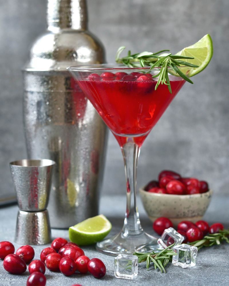 LukesCapeCod's tweet image. How about a Cranberry Rosemary Cosmo? Here&apos;s the recipe: buff.ly/YPutLJ0  🍸

#gottagotolukes #CapeCod