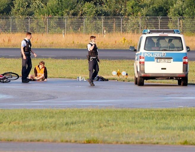 fl360aero's tweet image. Huge Penalty! Last Generation" activists have to pay 403,000 euros for July 2023 Runway Blockade. 

Red more: fl360aero.com/detail/huge-pe… 

#airport #penalty #activists