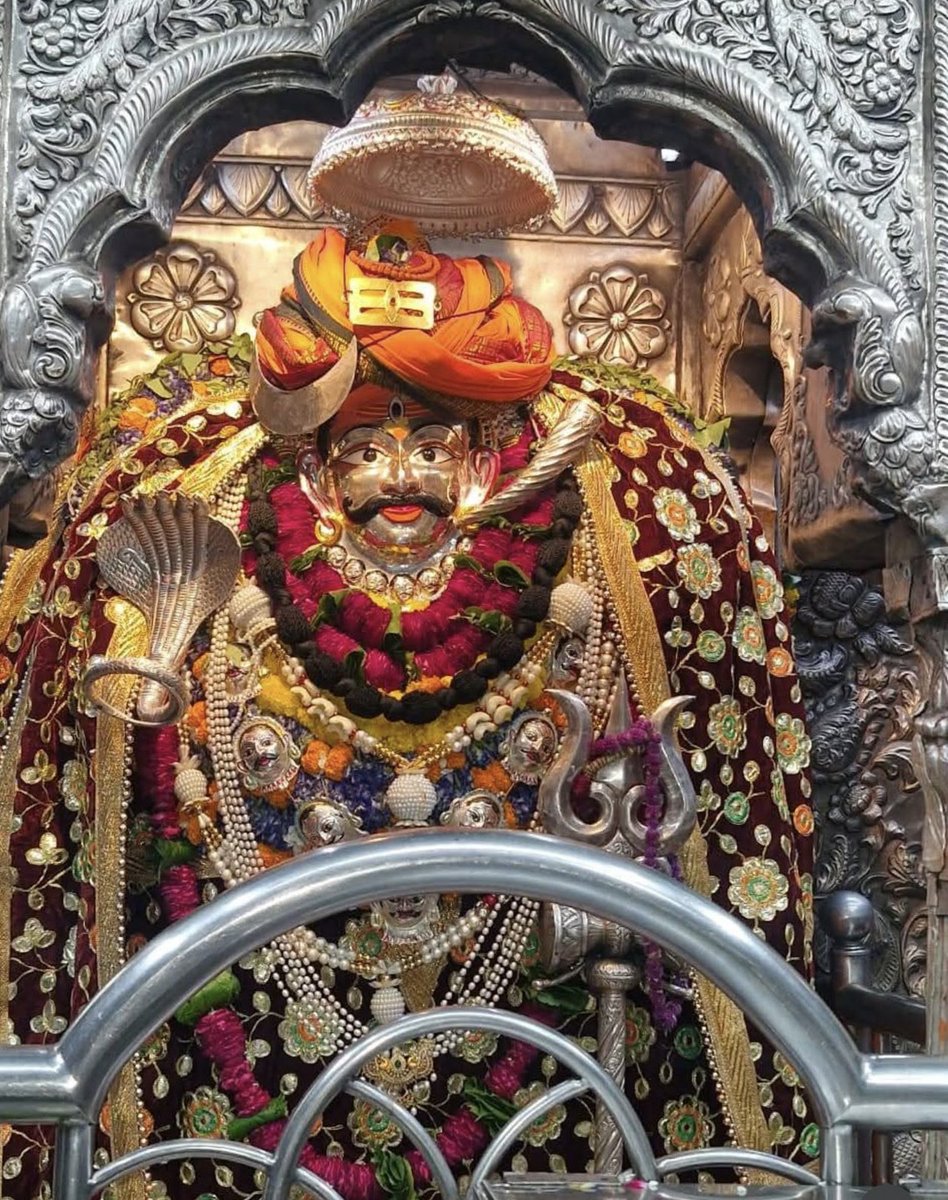 BhairavaTara's tweet image. You don’t even notice it at first —
some parts of your identity have already expired.
You’ve outgrown them.
But comfort makes you cling

Bhairava comes as the fire that ends it.
It feels like loss, breakup, chaos —
but look deeper.
It’s grace in its fiercest form.

He takes…