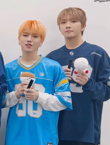 🌟💬 [#WEVERSE REPLY] 251126 #RIWOO

🚪 Why did Woonhak hold the bbnexdo in the other way ㅋㅋㅋㅋ
🦦 He probably still doesn’t even realize he was holding it the other way..
🦦 But honestly, it also just looks like Woonagi with his eyes closed..