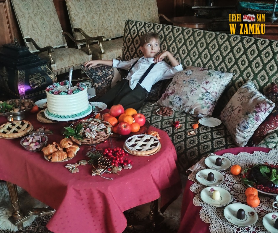 MuzeumZamkowe's tweet image. ᴅᴢɪᴇɴɴɪᴋ ᴢ ᴘʟᴀɴᴜ ꜰɪʟᴍᴏᴡᴇɢᴏ
LEXEL (PRAWIE) SAM W ZAMKU – DZIEŃ 3Magia Zamku, gwar ekipy, słodkie pokusy i wyjątkowa latarnia, która stworzyła klimat opowieści. Premiera już w 14 grudnia! Więcej 👉zamek-pszczyna.pl/lexel-prawie-s… @PrasoweSlaskie