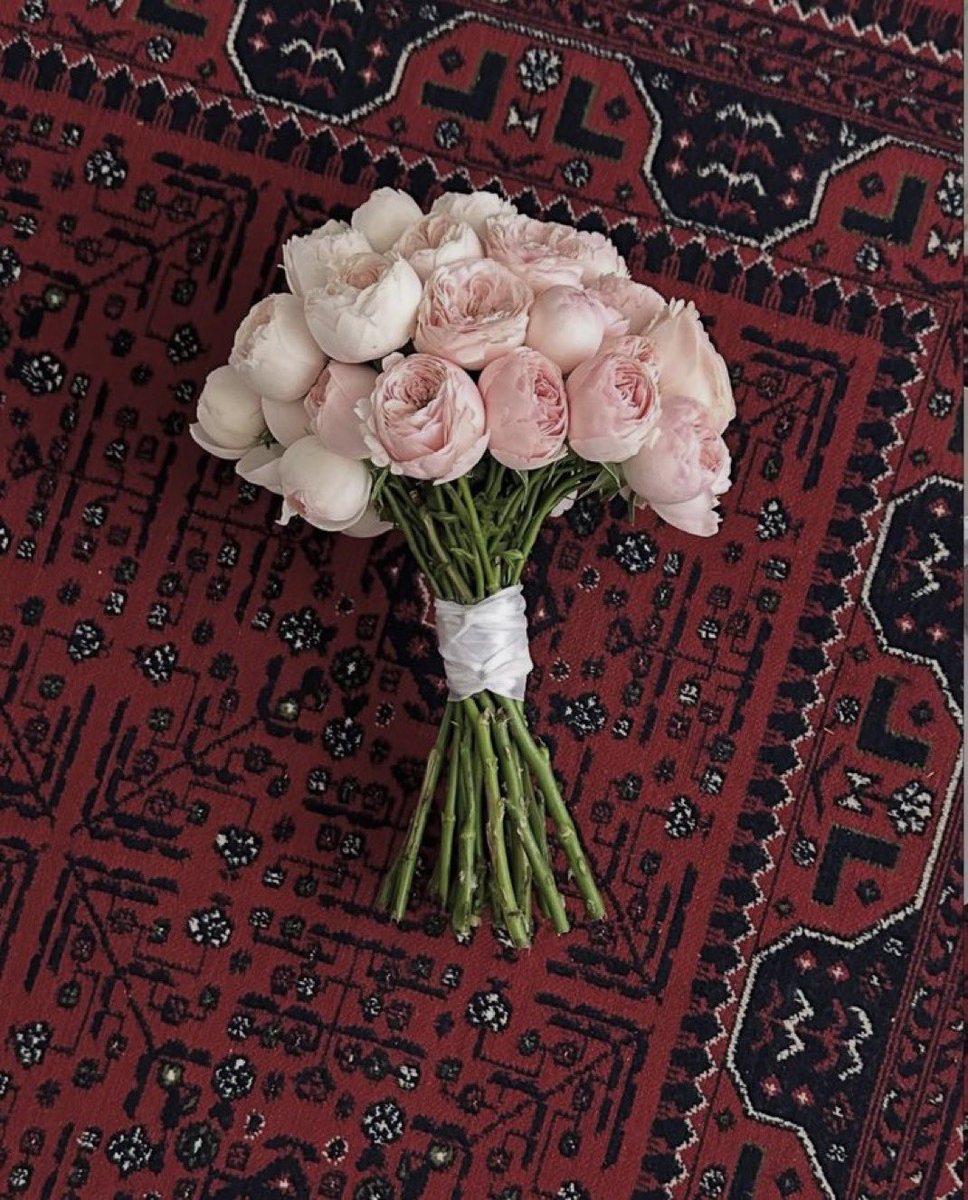 🍃

أزهر حُباً، إحساناً ، بِراً، خيراً 
فالرُّوح لا يليقُ بها سِوى أن تُزهر 🩶.