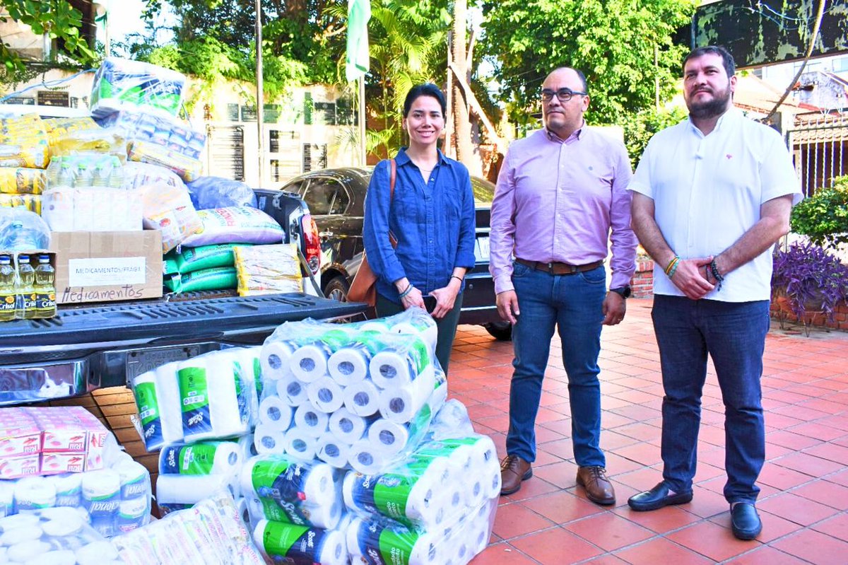 TSEBolivia's tweet photo. Vocales @GustavoAvilaMe4 y @sanmartinyaja entregaron comestibles y productos de primera necesidad al Comité Cívico Pro Santa Cruz, destinados a las familias damnificadas por la inundación en Samaipata, gracias al aporte solidario de funcionarios del @SereciSantaCruz. https://t.co/XCwujYUije