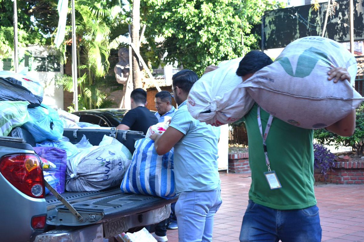 Vocales <a href="/GustavoAvilaMe4/">Gustavo Avila Mercado</a> y <a href="/sanmartinyaja/">Yajaira San Martín</a> entregaron comestibles y productos de primera necesidad al Comité Cívico Pro Santa Cruz, destinados a las familias damnificadas por la inundación en Samaipata, gracias al aporte solidario de funcionarios del <a href="/SereciSantaCruz/">Sereci Santa Cruz</a>.