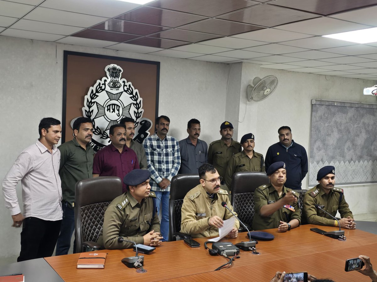 SP_RATLAM_MP's tweet image. 👉थाना आई ए रतलाम अन्तर्गत 70 वर्षीय महिला की हत्या एवं लूट की सनसनीखेज वारदात का खुलासा
👉मुख्य आरोपी पुलिस मुठभेड़ में घायल होकर गिरफ्तार, लूटा गया सामान बरामद
facebook.com/share/p/18Jzch…
@CMMadhyaPradesh
@mohdept
@MPPoliceDeptt @DGP_MP @IgpUjjain @DIG_RATLAM_MP @JansamparkMP