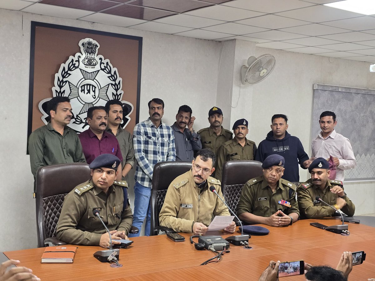 SP_RATLAM_MP's tweet image. 👉थाना आई ए रतलाम अन्तर्गत 70 वर्षीय महिला की हत्या एवं लूट की सनसनीखेज वारदात का खुलासा
👉मुख्य आरोपी पुलिस मुठभेड़ में घायल होकर गिरफ्तार, लूटा गया सामान बरामद
facebook.com/share/p/18Jzch…
@CMMadhyaPradesh
@mohdept
@MPPoliceDeptt @DGP_MP @IgpUjjain @DIG_RATLAM_MP @JansamparkMP