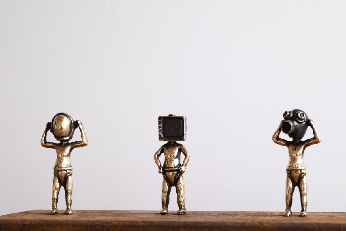 Pancho Porto | kids whit | bronze steel | 2023 | 25x14x8 cm (w/h/d) | €400 | For sale onlinegallery.art/en/pancho-port…