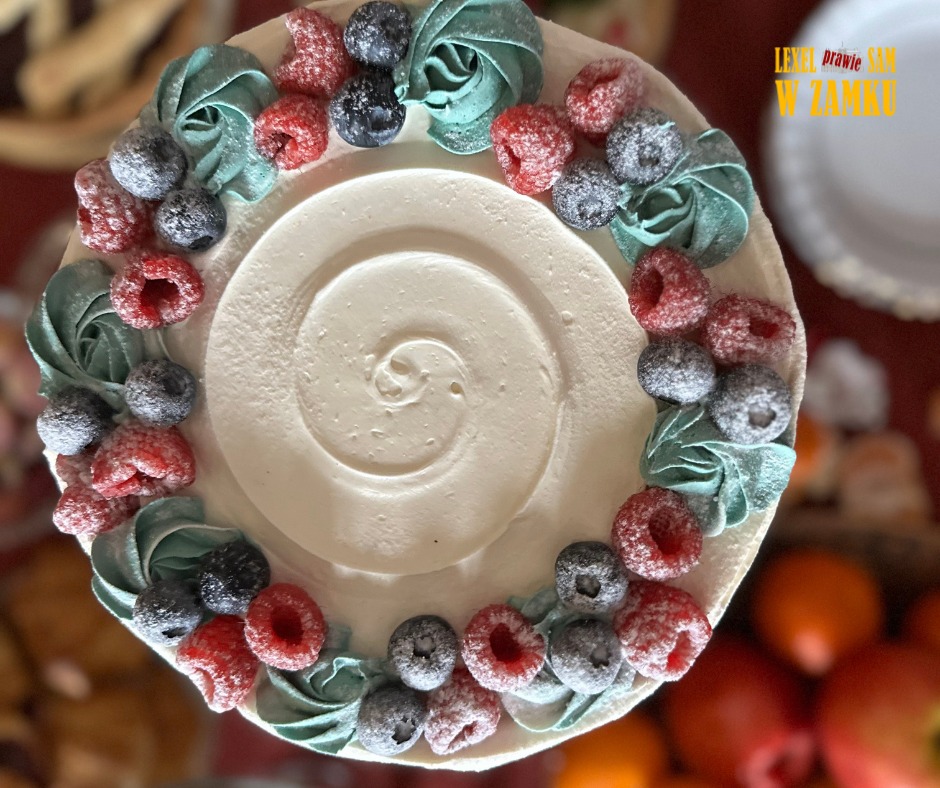 MuzeumZamkowe's tweet image. ᴅᴢɪᴇɴɴɪᴋ ᴢ ᴘʟᴀɴᴜ ꜰɪʟᴍᴏᴡᴇɢᴏ
LEXEL (PRAWIE) SAM W ZAMKU – DZIEŃ 3Magia Zamku, gwar ekipy, słodkie pokusy i wyjątkowa latarnia, która stworzyła klimat opowieści. Premiera już w 14 grudnia! Więcej 👉zamek-pszczyna.pl/lexel-prawie-s… @PrasoweSlaskie