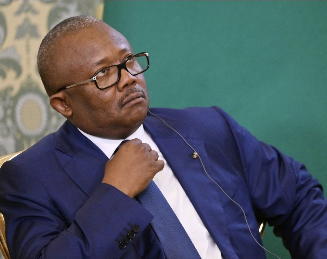 Enjeuxafricains's tweet photo. Après le #Burkina_Faso, le #Mali, la #Guinée_Conakry, et le #Niger, c'est au tour d'un cinquième pays d'#Afrique de l'ouest de vivre un coup d'État. Il s'agit de la #Guinée_Bissau. L'encore président #Umaro #Sissoco #Embaló, 53 ans, au pouvoir depuis le 27 février 2020, a confirmé lui-même sa mise à l'écart. Il a été arrêté ce mercredi 26 novembre à la mi-journée par une partie de l'armée. Rappelons que des élections présidentielle et législatives ont eu lieu dimanche 23 novembre. La commission électorale a prévu d'en publier les résultats jeudi 27 novembre. Mais les putschistes en ont décidé autrement.
Le terrain était en effet fertile pour une telle opération. Et pour cause, des tensions politiques minent le pays d'#Amilcar_Cabral depuis le début de cette année. En septembre dernier, la justice a même écarté de la course présidentielle l'ex-Premier ministre #Domingos #Simoes #Pereira, farouche opposant du président sortant. Une situation suivie alors de près par les militaires. La défiance envers les dirigeants et les opposants politiques a donc poussé l'armée à pénétrer dans l'arène puis à se saisir du ballon. Est-ce alors la fin de partie ?
Umaro #Sissoco_Embaló est proche du président #congolais, Denis #SassouNguesso, qui le reçoit souvent à bras ouverts chez lui. Ce dernier va-t-il user de son influence pour le tirer d'affaire ou lui trouver une porte de sortie honorable ? Une chose est sûre : le maître de #Brazzaville passe certainement des coups de fil depuis midi à ses pairs #subsahariens pour s'enquérir de la situation et suivre de près son évolution.