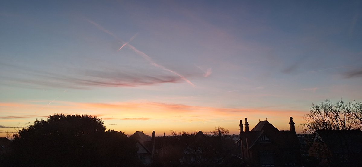 coombes_angie's tweet image. Another beautiful #sunrise this morning before invigilating.
Lots of #contrails ✈️🛩