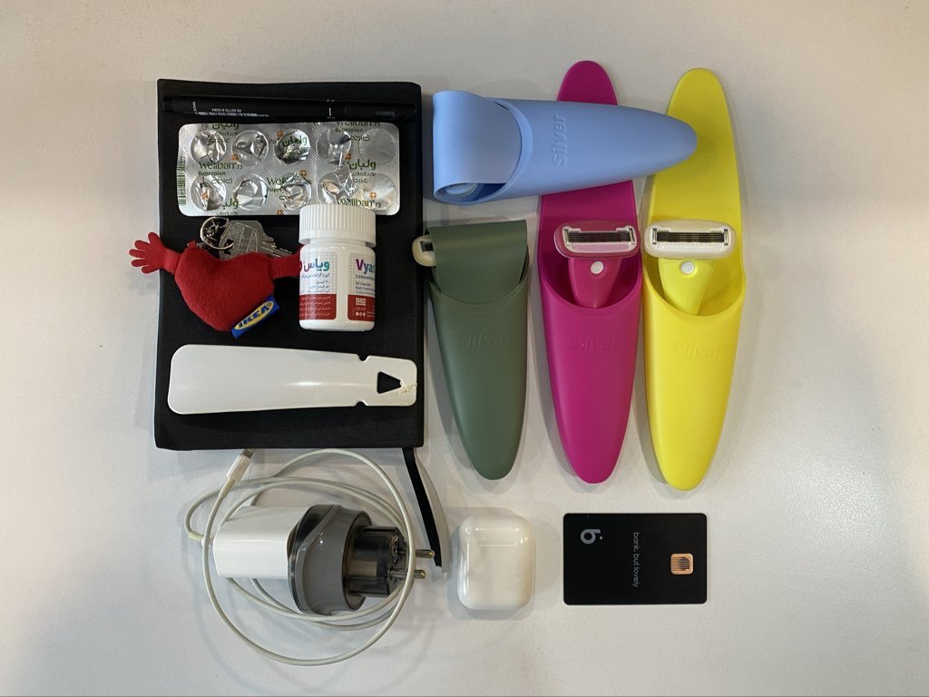 erhozaa's tweet image. از تو کیفم حدس بزنید چیکاره‌ام؟🤡