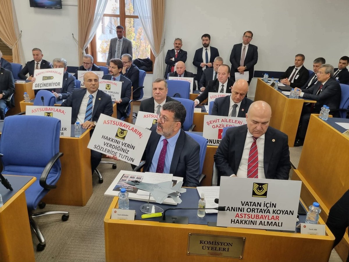 Bugün TBMM/MSB komisyonu ;
Siyaseten degil, 
Ama bir vatanın özğürlüğü bir devletin bekası ve bu değerleri canı pahsına
saglayan onurlu bir sınıfın verdigi hak ve adalet mücadelesinde,

Assubaylara verdigi  katkılar için 
CHP'ye  gönülden teşekkürler...