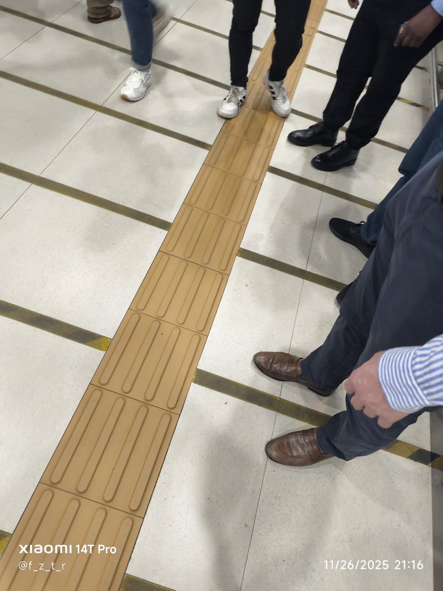 f_z_t_r's tweet image. Abis dinner di PI Malah jadi tour guide dadakan buat temen2 overseas kantor buat foto-foto di atas halte bundaran hi astra nya @Koridor1_TJ  
&quot;One of The best view in Jakarta&quot; katanya. 
Sambil present BRT kebanggan kita ini.
😭😭😭😭😭