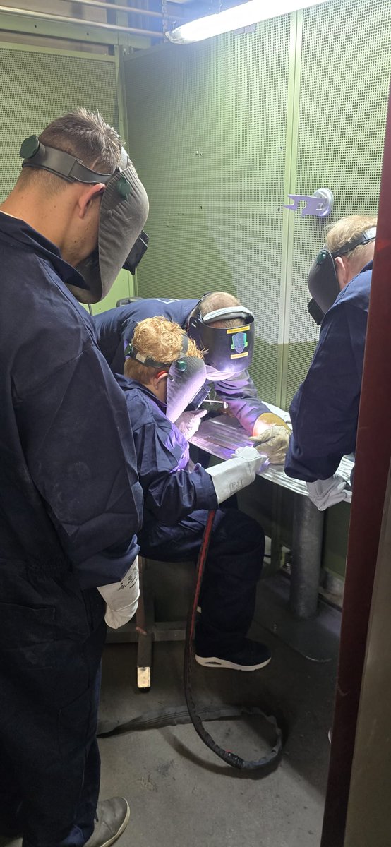 Deelnemers van De Keien volgden een lascursus bij TSH Vakopleidingen.🔧

TSH Vakopleidingen en Naoberschap sloegen de handen ineen voor deze mooie samenwerking in het kader van 40 jaar TSH. Van harte gefeliciteerd! 🥳

🔗 fcemmen.nl/de-keien-leren…

#HIERKOMIKWEG #NAOBERSCHAP