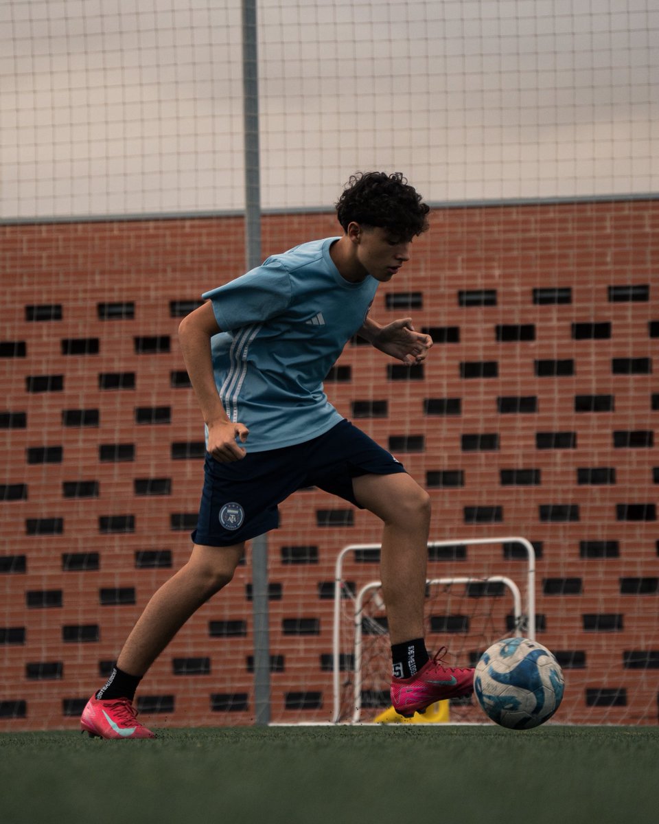 UcfSanta's tweet image. Todo comienza con un buen control ⚽

En la Escuela AFA Santa Perpetua sabemos que la base de cada jugada está en dominar el balón desde el primer toque.

#MetodologíaAFA #EscuelaDeFútbol #DesarrolloDeTalento #FútbolFormativo