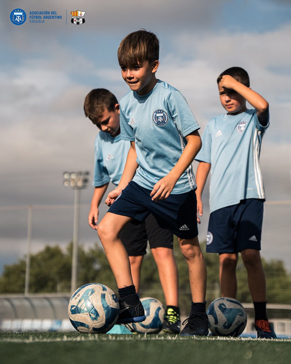 UcfSanta's tweet image. Todo comienza con un buen control ⚽

En la Escuela AFA Santa Perpetua sabemos que la base de cada jugada está en dominar el balón desde el primer toque.

#MetodologíaAFA #EscuelaDeFútbol #DesarrolloDeTalento #FútbolFormativo