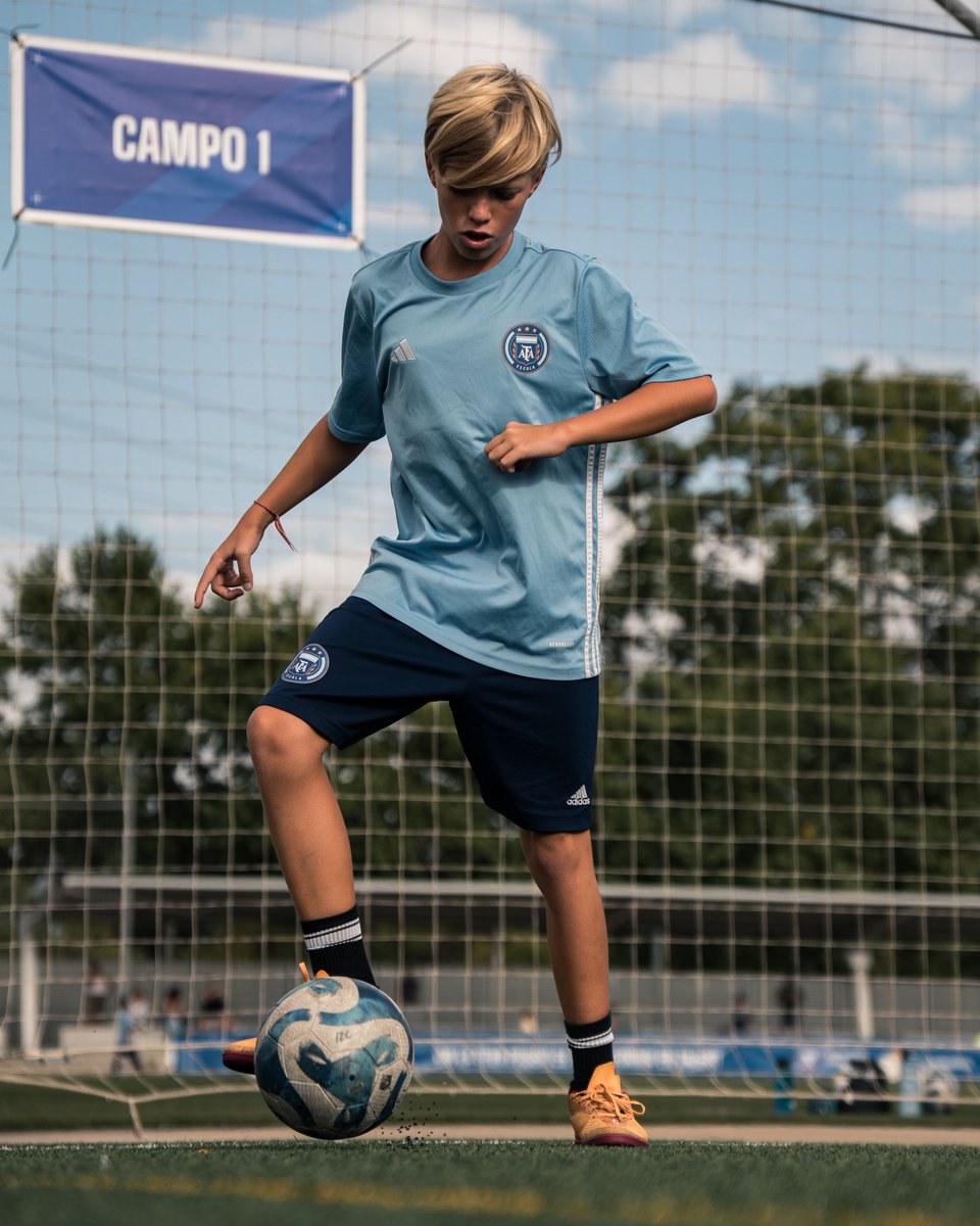 UcfSanta's tweet image. Todo comienza con un buen control ⚽

En la Escuela AFA Santa Perpetua sabemos que la base de cada jugada está en dominar el balón desde el primer toque.

#MetodologíaAFA #EscuelaDeFútbol #DesarrolloDeTalento #FútbolFormativo