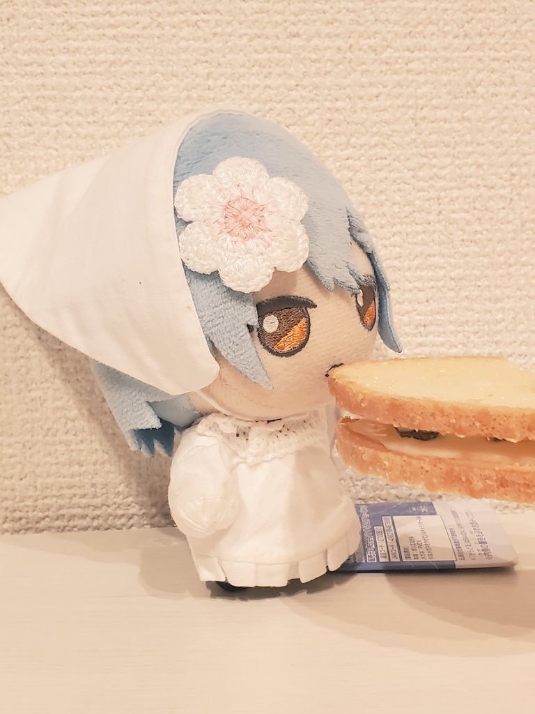 things_nui_made's tweet image. ｻｸｻｸ…… お砂糖がまぶされたラスクの間に、ホワイトチョコの風味がほんとりと香るクリームとレーズンがたっぷりと入ってるよ もう片方のシュトレンと一緒に、紅茶といただくよ

今日は【まほやく】の6周年らしいから、ささやかだけど、こちらでお祝いするよ