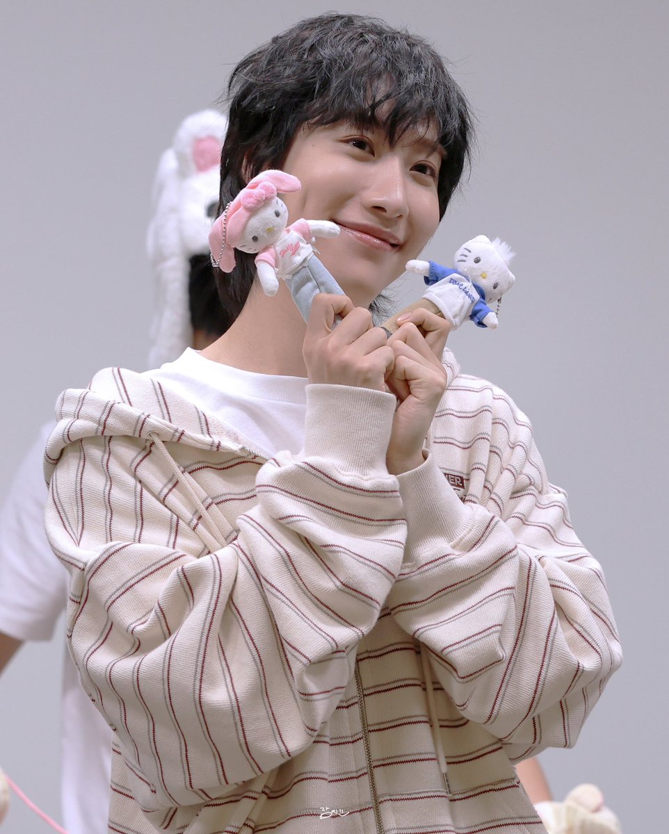 ramz1p's tweet photo. 251115 대면 팬사인회 #원위 #동명

🐱🩷🐰💙🐱 https://t.co/ybibV4MEhC