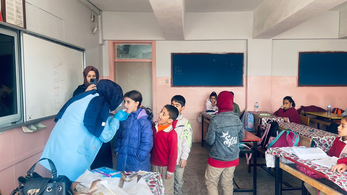 🦷 Ağız ve Diş Sağlığı Haftası Etkinliği 💙
Ağız ve Diş Sağlığı Haftası kapsamında Mehmet Akif Ersoy İlkokulu öğrencileriyle bir araya geldik.
Diş Hekimi Zehra Çadırcı Çelik tarafından gerçekleştirilen ağız taraması ile miniklere ağız hijyeni konusunda bilgilendirme yapıldı.