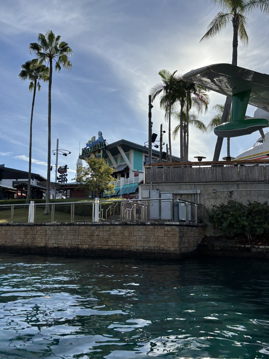 sevanbuckelly's tweet image. if you know me... you know i'm in enemy territory...