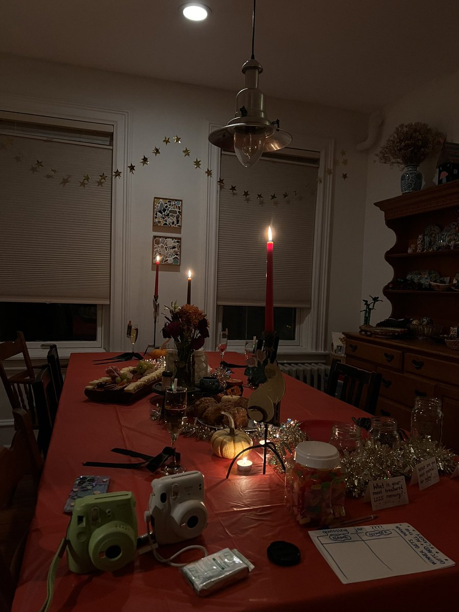 antROSSS's tweet photo. Friendsgiving vibez 🎃⭐️👩🏽‍🎤 https://t.co/mwIJVAM8jh
