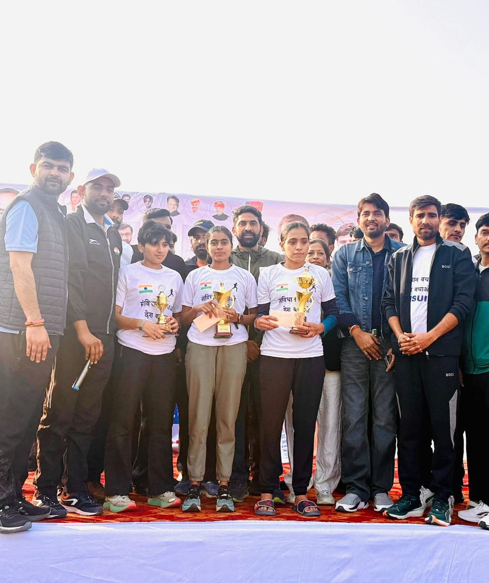 आज संविधान दिवस के अवसर पर NSUI राजस्थान द्वारा प्रदेशाध्यक्ष भाई विनोद जाखड़ के नेतृत्व में आयोजित “RUN FOR संविधान बचाओ – देश बचाओ” 5 KM मैराथन को हरी झंडी दिखाकर रवाना किया।

सैकड़ों युवाओं ने उत्साह और जोश के साथ भाग लेकर यह संदेश दिया कि हमारे संविधान की रक्षा और लोकतांत्रिक